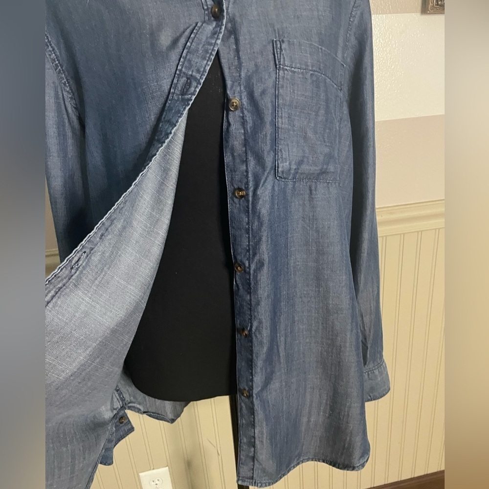 Liz Claiborne women's long-sleeve chambray button-down shirt.Size Large - Picture 8 of 11